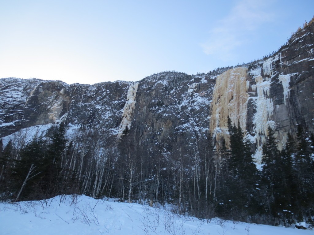 The Sainte-Marguerite headwall, from left to right: L'appartement, 150 m, M8, Le Mulot, 180 m WI6+, Le Pillier Smon-Proulx, WI5, 150 m and Speedy Gonzales, 180 m, WI6+