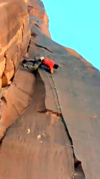 Nearing the anchor, Pee Wee transitions from having his feet in the crack to a tricky kneebar-thing in the corner