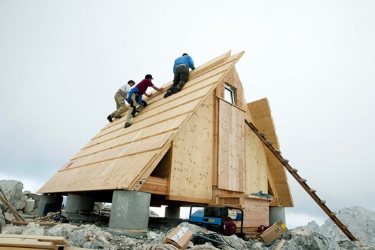 Building the Luca Vuerich hut in a single day