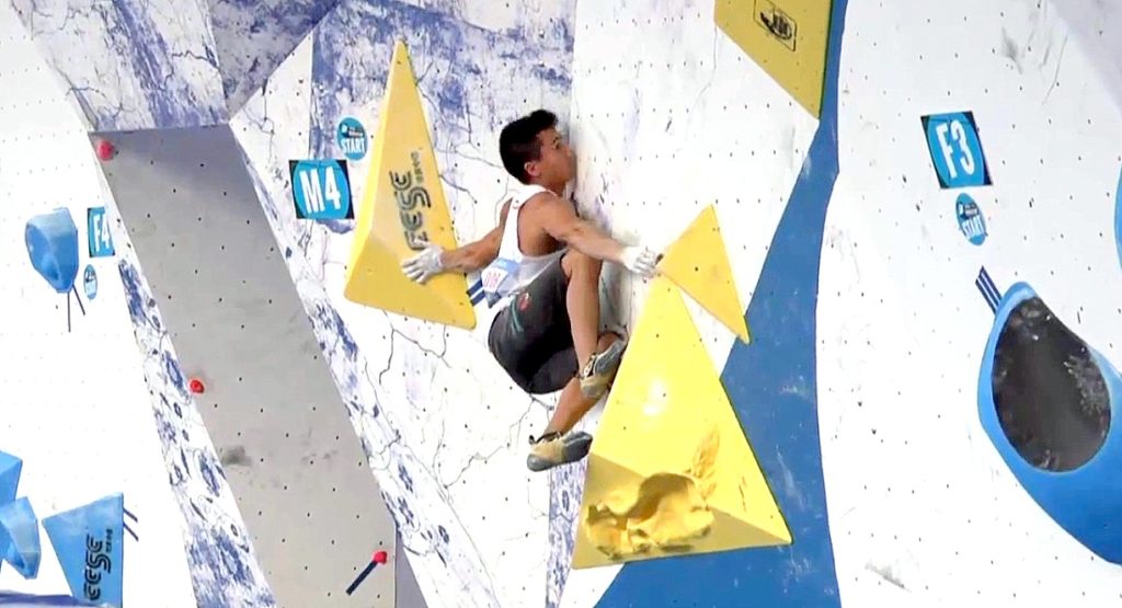 Sean McColl at the awkward start of men's problem number four.  Photo Screen grab from the the IFSC live-stream
