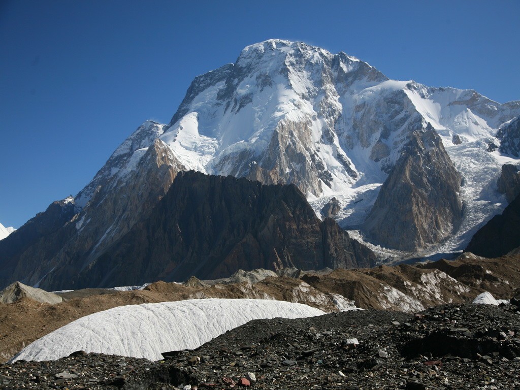 Death on Broad Peak and K2 Climbers
