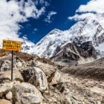 Way to Mount Everest Base Camp signpost in Himalayas, Nepal. Khumbu glacier and valley snow on mountain peaks, beautiful view landscape (Way to Mount Everest Base Camp signpost in Himalayas, Nepal. Khumbu glacier and valley snow on mountain peaks, bea