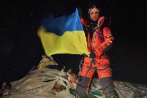 Russian climber Katya Lipka on Everest with Ukraine flag in 2022