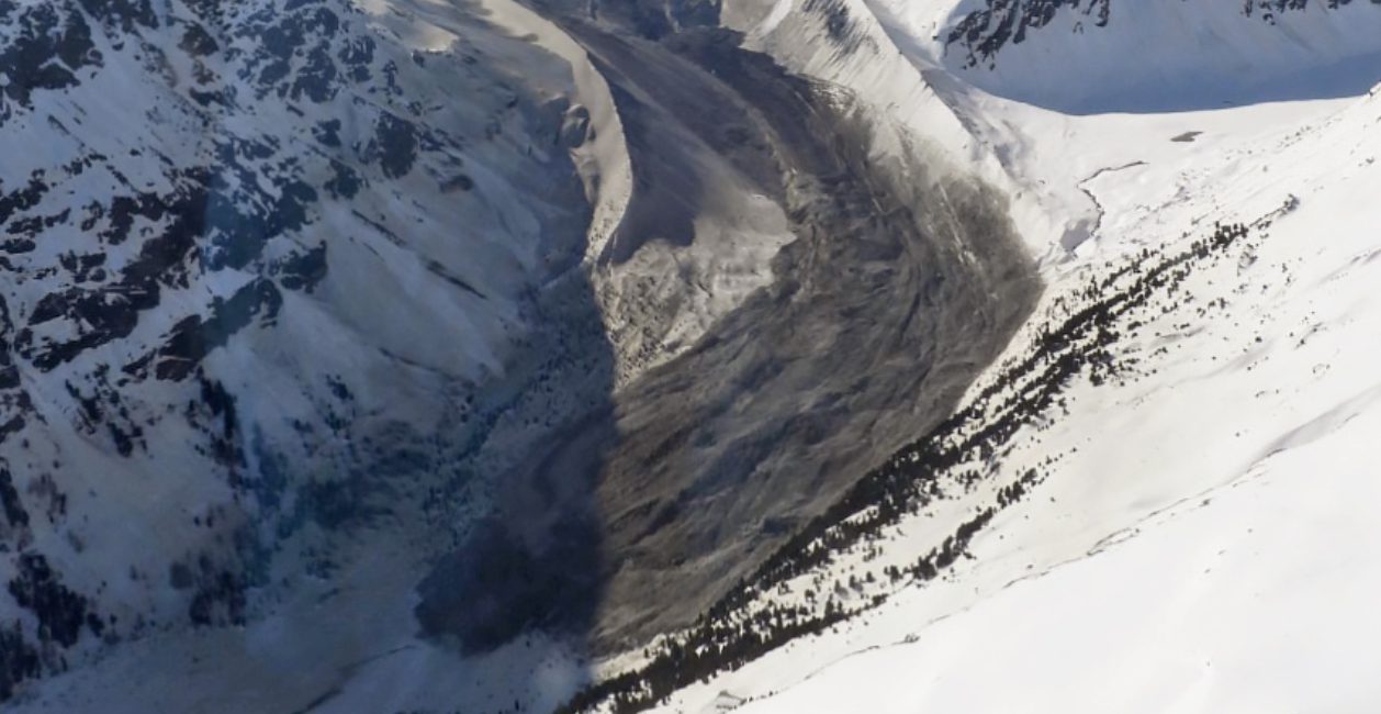 In der Schweiz stürzt ein Teil des Berges ein
